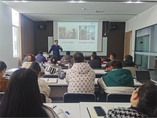 E8宣传9培训班学期2025.10.25 牛胚胎移植 (10).jpg